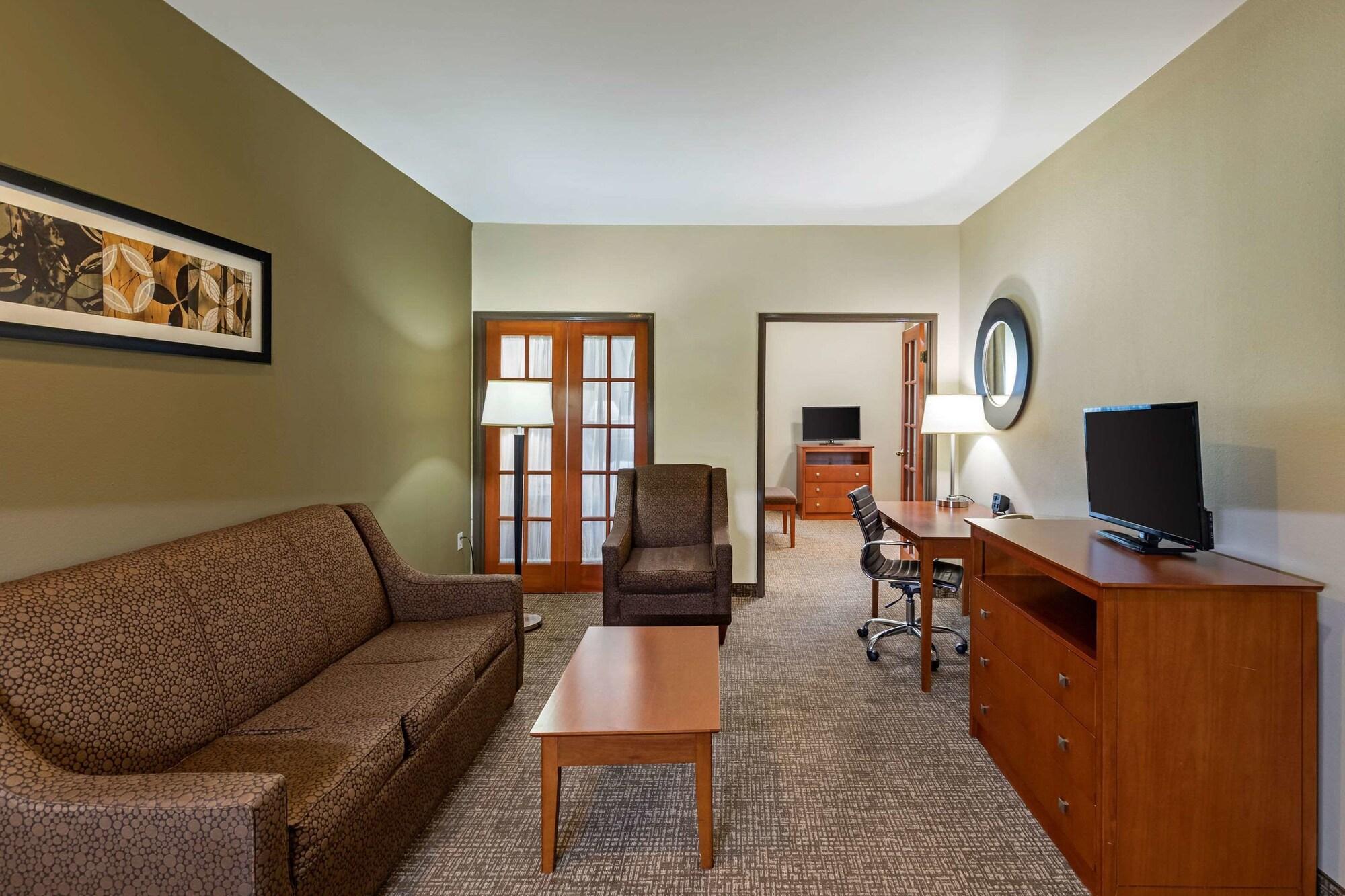 Comfort Suites North Dallas Exterior photo