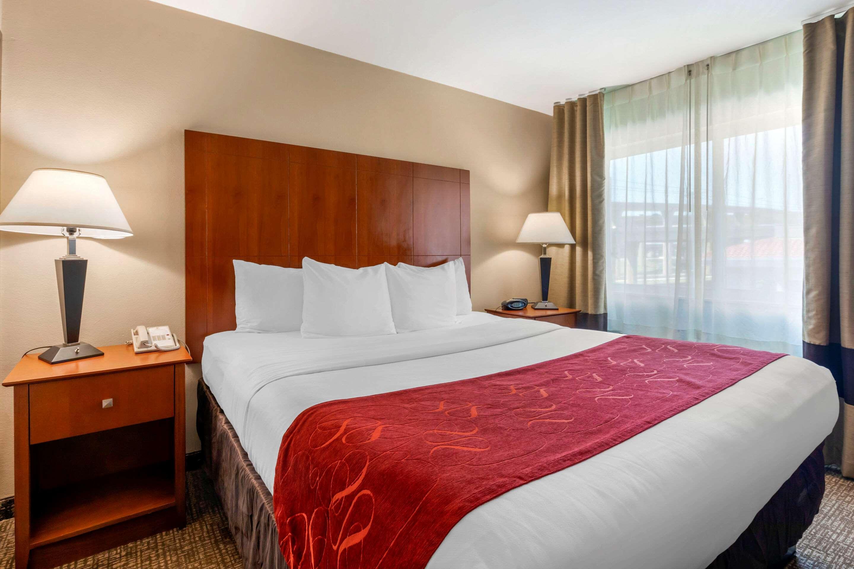 Comfort Suites North Dallas Exterior photo
