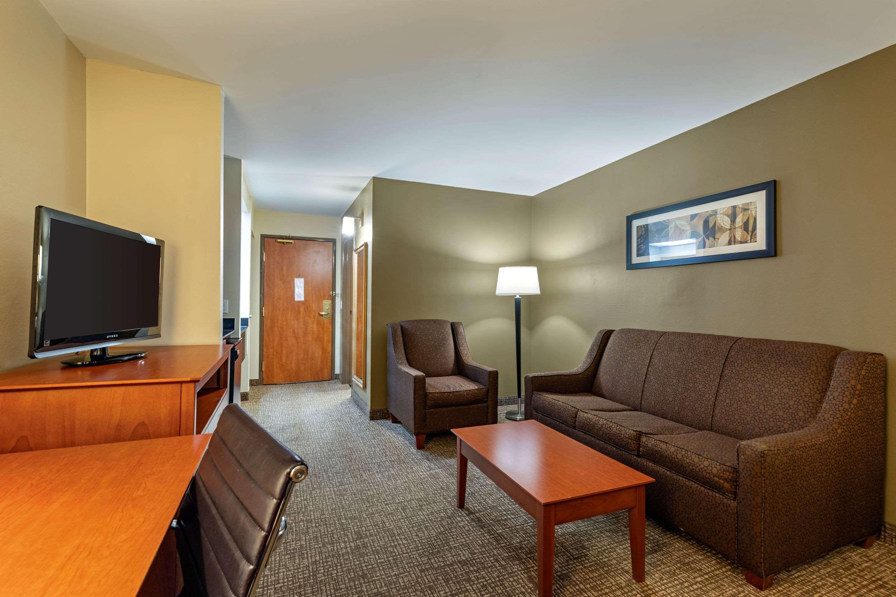 Comfort Suites North Dallas Exterior photo