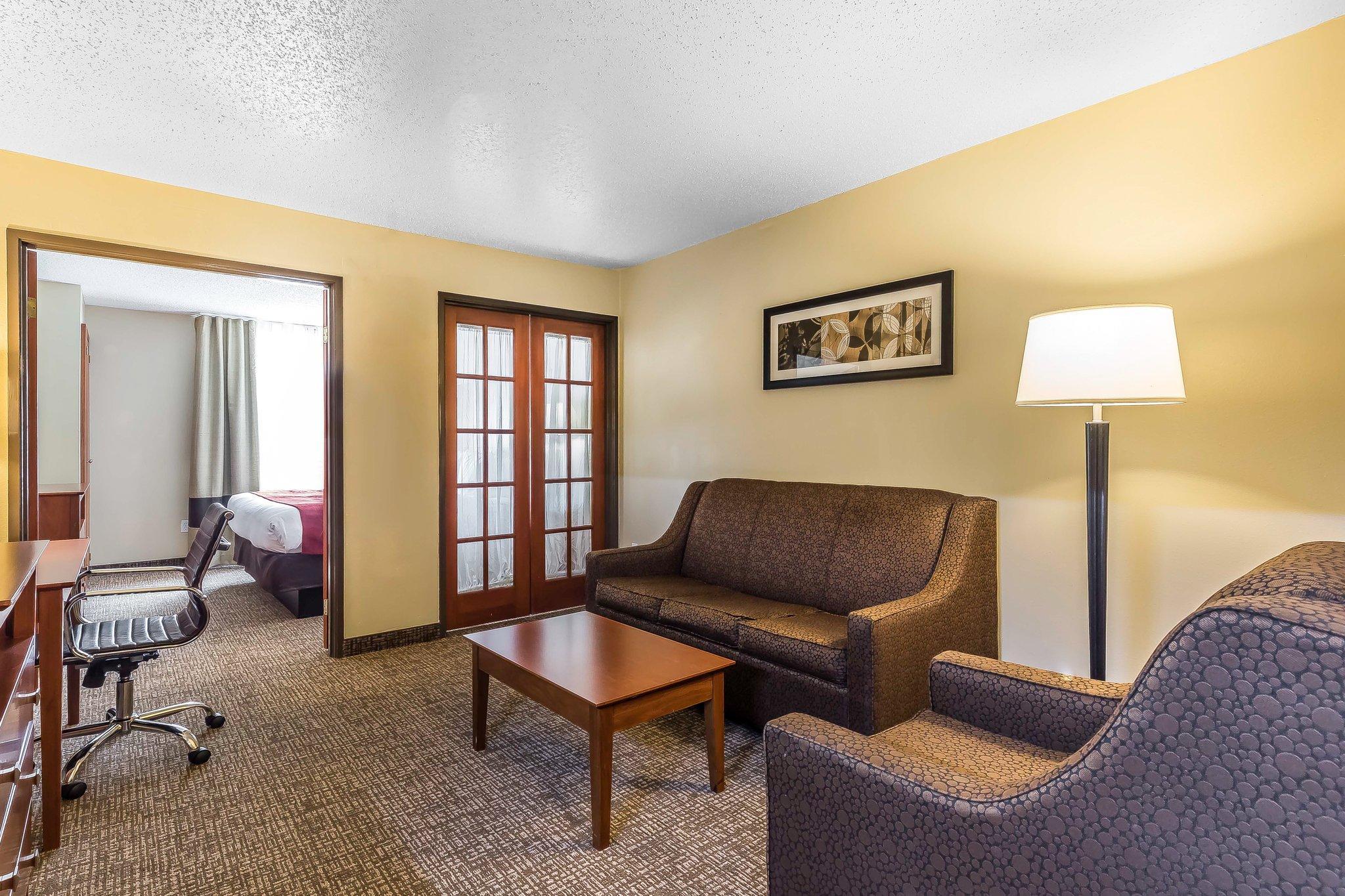 Comfort Suites North Dallas Exterior photo