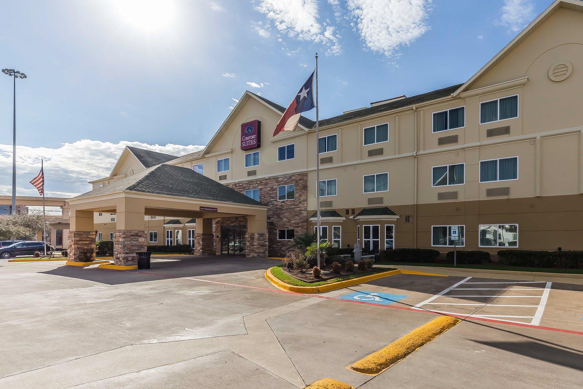 Comfort Suites North Dallas Exterior photo
